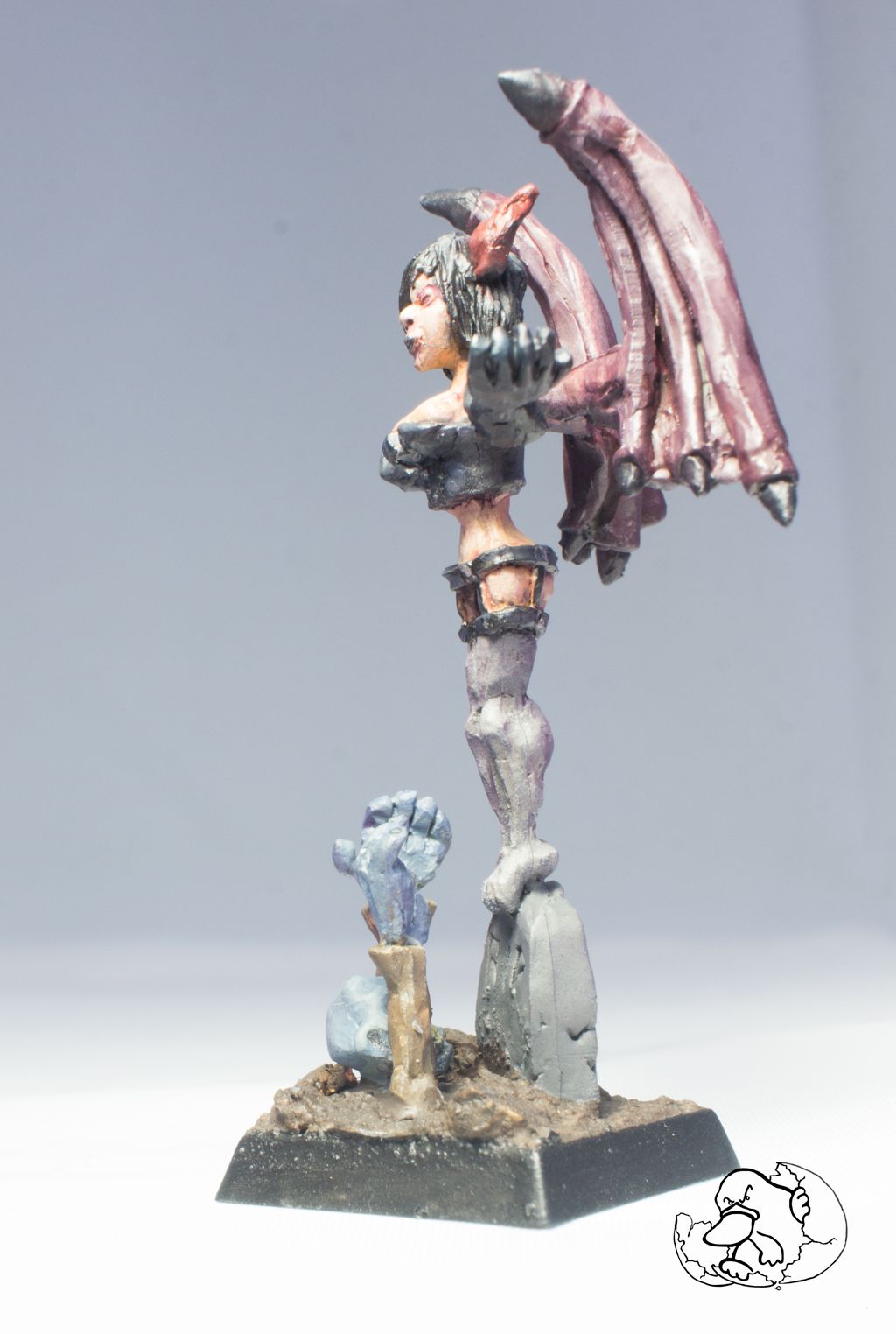 demoness warlock and undead 28mm metal mini painted for role playing game and wargame created by el huevo del ornitorrinco